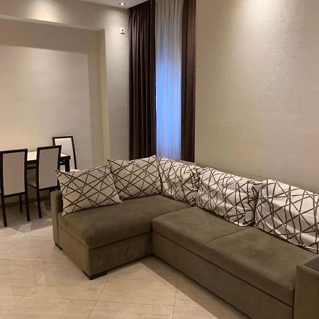 Apartment Three Bedroom In Saburtalo 第比利斯 外观 照片