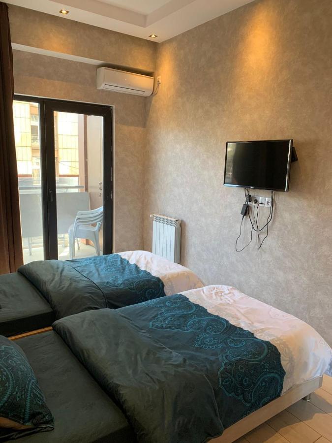 Apartment Three Bedroom In Saburtalo 第比利斯 外观 照片